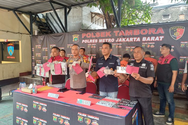 Konferensi pers sindikat pencurian motor di Polsek Tambora 