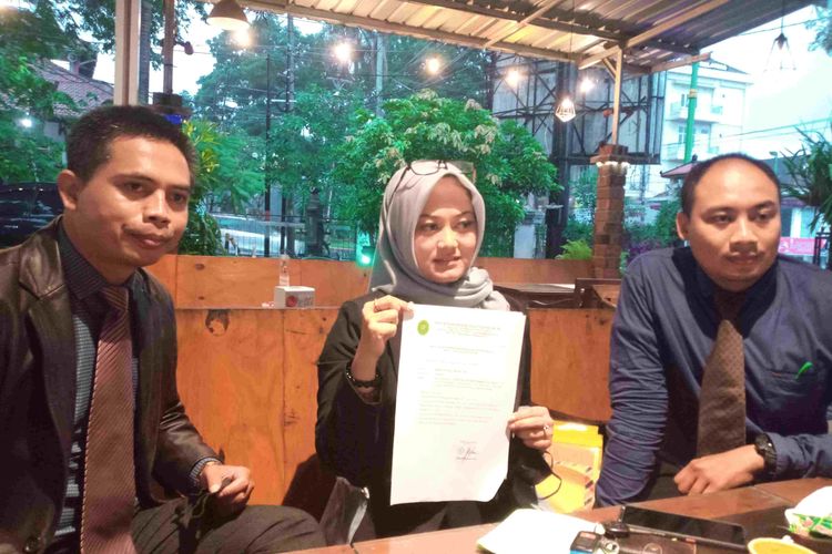 Tim pengacara AS menunjukkan surat permohonan peradilan ke PN Salatiga