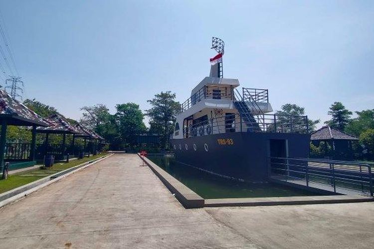 Replika kapal, wahana terbaru di Taman Ria Suropati, tempat wisata di Pasuruan, Jawa Timur, Sabtu (7/8/2022). 