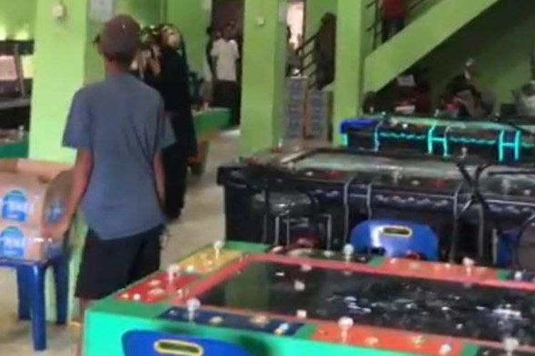 Para ibu yang bertempat tinggal di Dusun I Pasar Umum, Desa Tandam Hilir Satu, Kecamatan Hamparan Perak, Deliserdang menggrebek lokasi judi tembak ikan yang kian meresahkan warga sekitar, Sabtu (12/8/2023) sore. 

