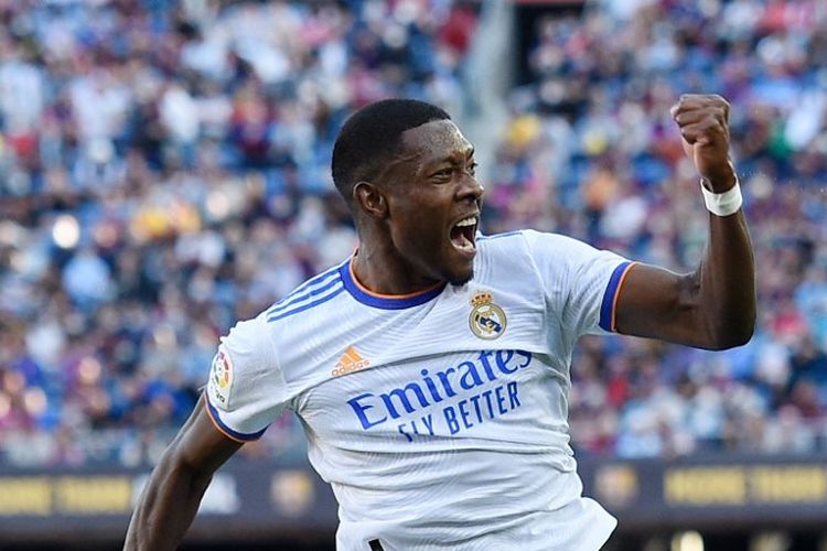 Bek Real Madrid asal Austria, David Alaba merayakan golnya dalam pertandingan sepak bola Liga Spanyol antara FC Barcelona dan Real Madrid CF di stadion Camp Nou di Barcelona pada 24 Oktober 2021.