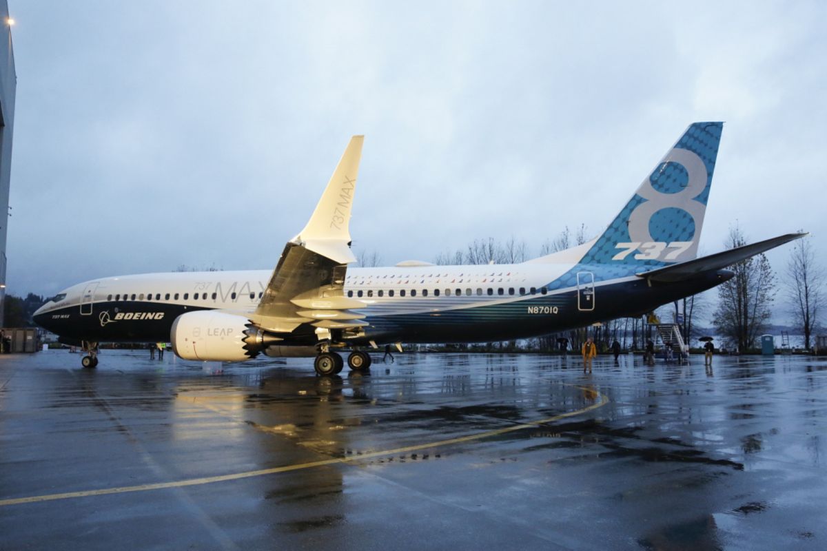 Pesawat generasi terbaru Boeing 737 MAX 8 parkir di tarmac pabrik pesawat Boeing di Renton, Washington, Amerika Serikat, 8 Desember 2015. Pesawat ini merupakan seri terbaru dan populer dengan fitur mesin hemat bahan bakar dan desain sayap yang diperbaharui.