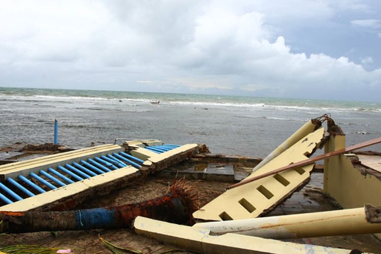 Pengelola berdiri di atas bekas bangunan penginapan yang luluh lantah akibat diterjang tsunami, di kawasan Pantai Carita, Pandeglang, Banten, Selasa (25/12/2018). Menurutnya setiap tahun penginapan tersebut ramai dikunjungi wisatawan yang merayakan pergantian tahun.