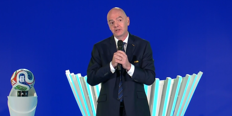 Presiden FIFA Gianni Infantino memberikan sambutan sebelum suasana pengambilan undian untuk turnamen playoff antarkonfederasi Piala Dunia 2026 dan playoff Eropa di Home of FIFA, Zurich, Swiss, pada Kamis (20/11/2025).
