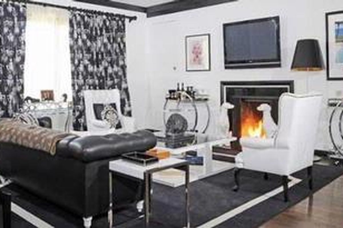 Biasanya langit-langit dan lantai berwarna gelap "wajib" dikontraskan dengan perabotan berwarna terang. Padahal, Anda dapat mencoba menggunakan perabotan yang juga berwarna gelap.