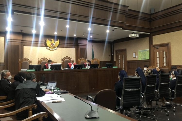 Saksi dari Konggregasi Suster Carolus Boromeus (CB) hadir sebagai saksi dalam kasus dugaan korupsi pengadaan lahan Munjul untuk pembangunan Rumah DP 0 Rupiah Pengprov DKI Jakarta. Para saksi hadir dalam persidangan di Pengadilan Tindak Pidana Korupsi (Tipikor) Jakarta, Kamis (11/11/2021). 