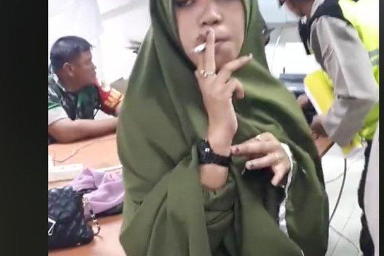 Copet wanita di area Masjid Al-Jabbar ditangkap saat sedang merokok, Minggu (26/2/2023).