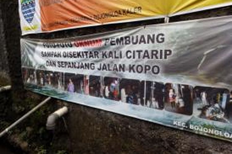 Sebuah spanduk yang memuat foto para pelaku pembuang sampah dipasang di pinggir Sungai Citarip, Kecamatan Bojongloa Kaler, Jum'at (18/12/2015).