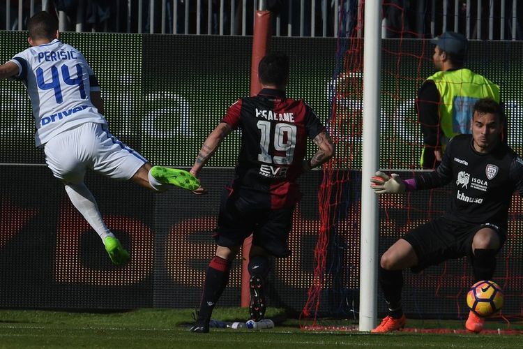 Aksi pemain Inter Milan, Ivan Perisic, ketika merepotkan barisan pertahanan Cagliari di Stadion SantElia pada laga Serie A, Minggu (5/3/2017). 