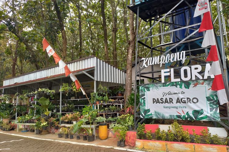 Suasana di Kampoeng Flora Wonolopo, Kota Semarang, menjualkan beragam jenis bibit tanaman, Jumat (24/3/2023).