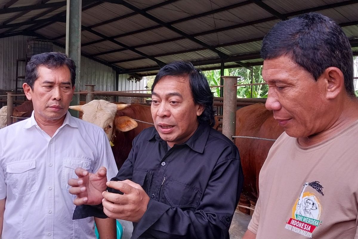 Anggota DPD RI Alfiansyah Bastami alias Komeng saat bertemu para petani forum Tani Merdeka di Kawalu, Kota Tasikmalaya, Jawa Barat, Rabu (6/11/2024).