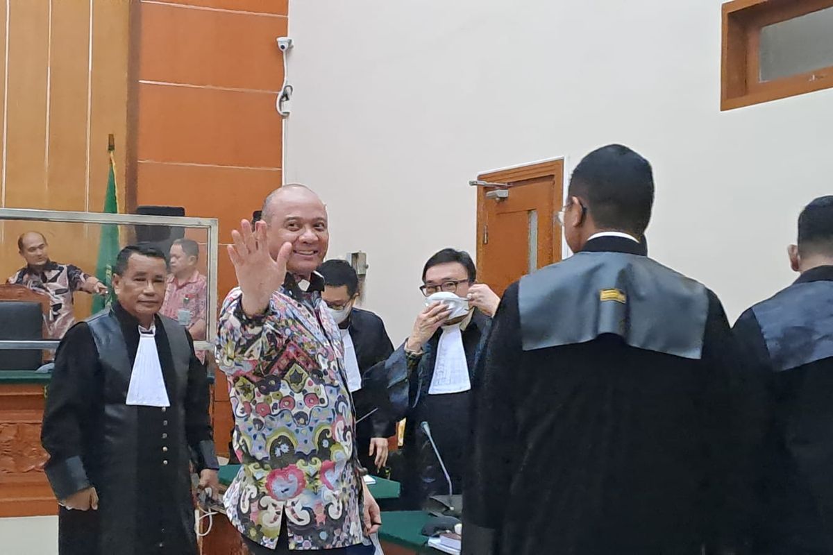 Irjen Teddy Minahasa melambaikan tangan dan tersenyum kepada awak media usai dituntut hukuman mati oleh JPU di PN Jakarta Barat, Kamis (30/3/2023). 