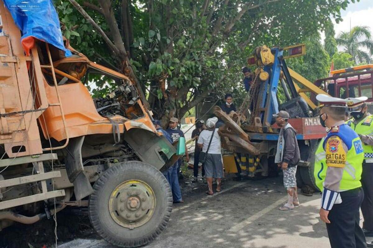 Truk muatan tepung yang terlibat kecelakaan saat dievakuasi petugas.