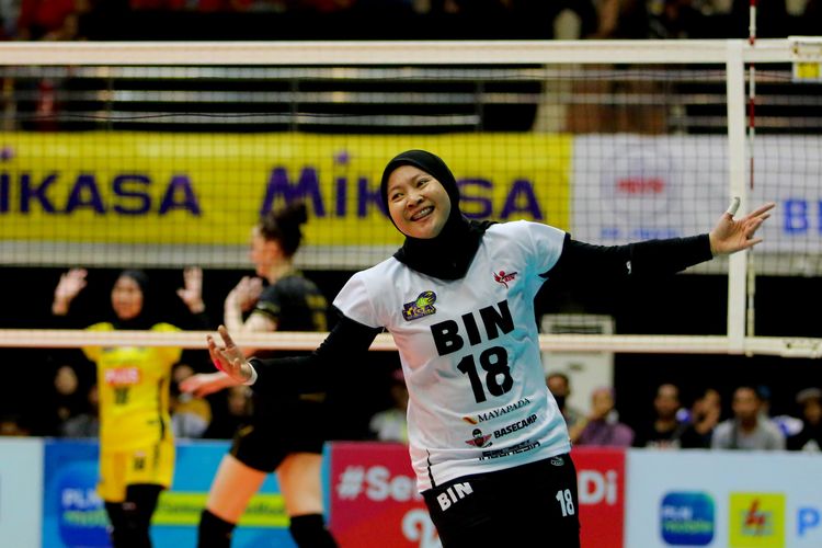 Pemain Jakarta BIN Savira Dwi Octaviani selebrasi saat pertandingan Proliga 2023 seri 5 melawan Gresik Petrokimia Pupuk Indonesia yang berakhir 2-2 (25-23, 21-25, 25-20, 17-25, 9-15) di GOR Ken Arok Kota Malang, Kamis (9/2/2023) siang.