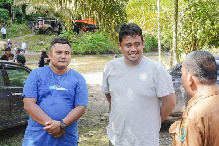 Kadis PUPR Sumut, Topan Ginting (baju biru) dan Gubernur Sumut Bobby Nasution saat meninjau kondisi jalan Pemprov Sumut  dari Desa Janji Manahan Kecamatan Dolok, Kabupaten Padang Lawas Utara hingga ke Desa Huta Baru, Kecamatan Aek Bilah, Kabupaten Tapanuli Selatan    