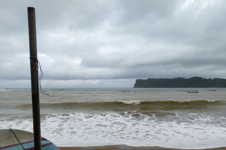 Pantai Malang selatan mengalami gelombang tinggi, Kamis (6/7/2023).