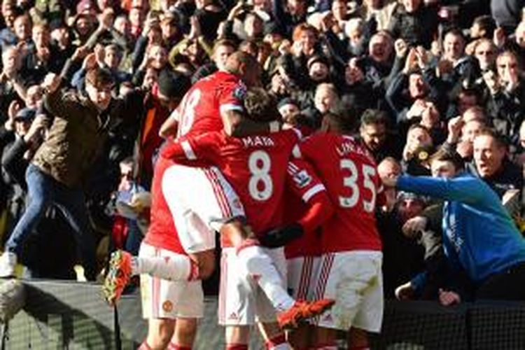 Para pemain Manchester United merayakan gol Memphis Depay ke gawang Watford pada lanjutan Premier League di Stadion Vicarage Road, Sabtu (21/11/2015).