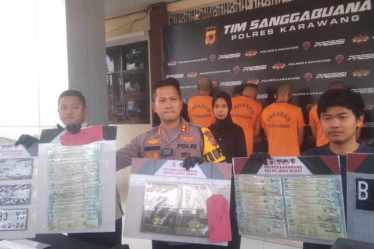 Kapolres Karawang AKBP Wirdhanto Hadicaksono, Kasat Reskrim Polres Karawang AKP Arief Bastomy dan jajaran menunjukkan barang bukti pengungkapan kasus sindikat pemalsuan dokumen kendaraan saat memberikan keterangan pers di Mapolres Karawang, Jumat (8/9/2023).