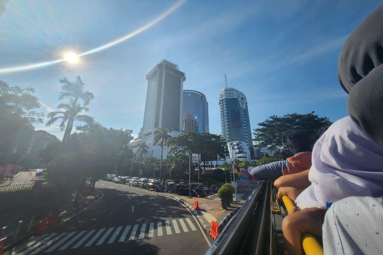 Suasana di atas bus wisata Transjakarta rute BW4 (Skycrapers) dengan atap terbuka, pada Selasa (7/3/2023). 