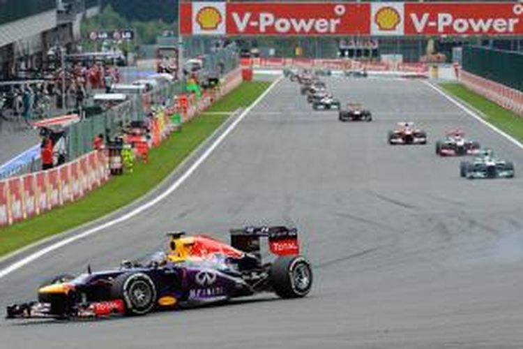 Pebalap Red Bull Racing, Sebastian Vettel (kiri), membalap di depan pebalap lain pada GP Belgia 2013 di Sirkuit Spa-Francorchamps, MInggu (25/8/2013).