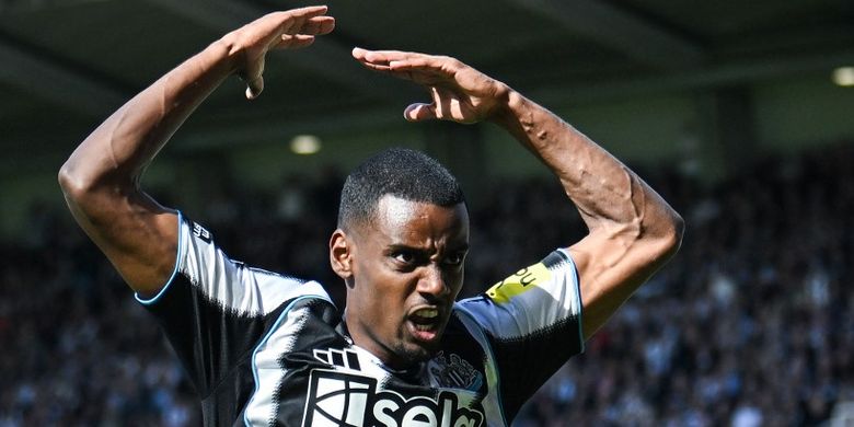 Penyerang Newcastle United Alexander Isak bereaksi setelah peluang yang hilang selama pertandingan sepak bola Liga Primer Inggris antara Newcastle United dan Everton di St James' Park di Newcastle-upon-Tyne, timur laut Inggris pada 25 Mei 2025.