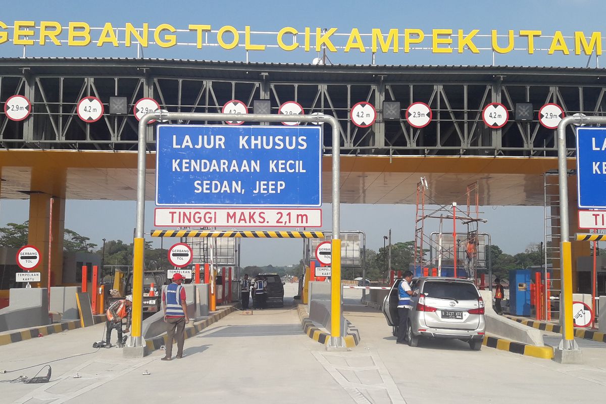 Gerbang Tol (GT) Cikampek Utama di Jalan Tol Jakarta-Cikampek.