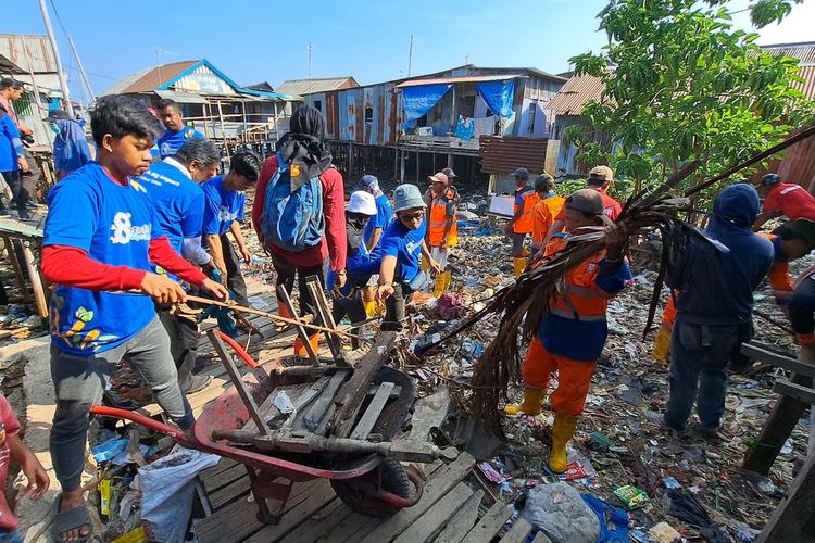 Pandawara Group bersama relawan, petugas kebersihan dan warga membersihkan sampah di Pemukiman Teraping Kampung Nelayan Kecamatan Tallo, Makassar, Sulawesi Selatan (Sulsel), Minggu (22/10/2023) pagi