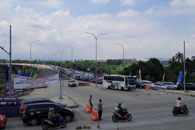 Situasi kepadatan di Exit Tol Bocimi seksi II dan jalan alteri Bogor - Sukabumi menuju arah Kota Sukabumi 
