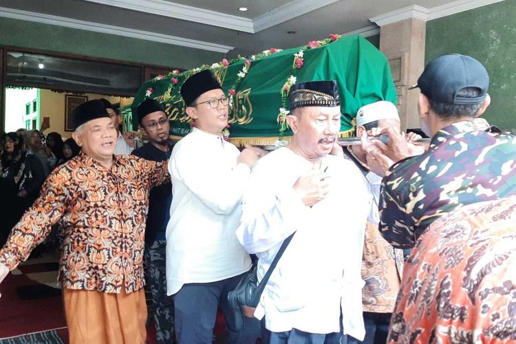 Jenazah Cak Anam disemayamkan di rumah duka di Surabaya sebelum dimakamkan di Jombang Jawa Timur, Senin (9/10/2023).