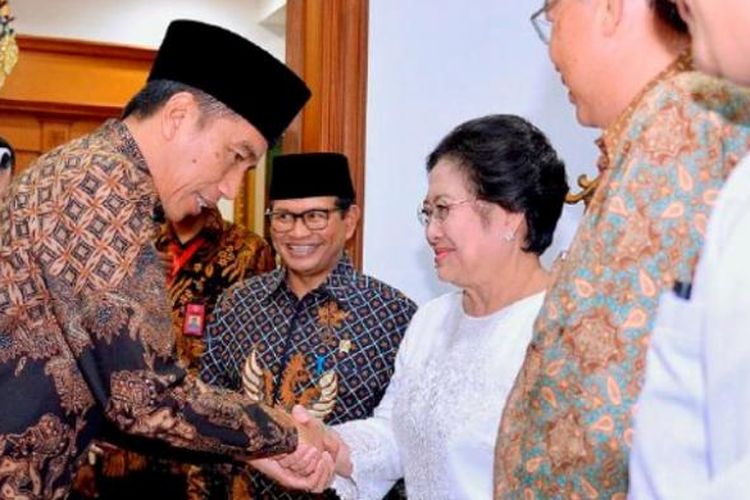 Presiden Joko Widodo bersalaman dengan Ketua Umum Partai Demokrasi Indonesia Perjuangan Megawati Soekarnoputri, yang juga istri Ketua MPR periode 2009-2013 Taufiq Kiemas, dalam haul ketiga Taufiq Kiemas di Jakarta, Rabu (8/6). Wakil Presiden Jusuf Kalla, ketua lembaga negara, dan sejumlah ketua umum partai politik juga hadir.