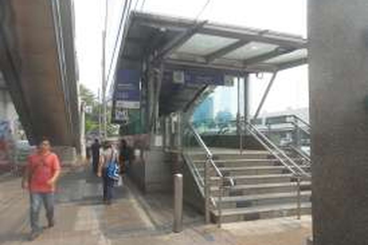 Akses menuju stasiun layanan transportasi MRT Metro yang ada di Bangkok, Thailand.