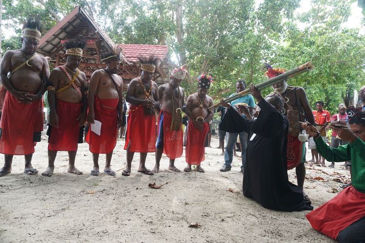 Enam keret Suku Byak di Tambrauw (Bikar), saat berdoa yang dipimpin oleh Pendeta (Pdt) Elieser Paraibabo sebagai simbol menyerahkan proses sasisen (sasi) yang dilakukan di Pulau Miossu, Kampung Werur, Distrik Bikar, Kabupaten Tambrauw, Provinsi Papua Barat Daya, Sabtu (25/3/2023).