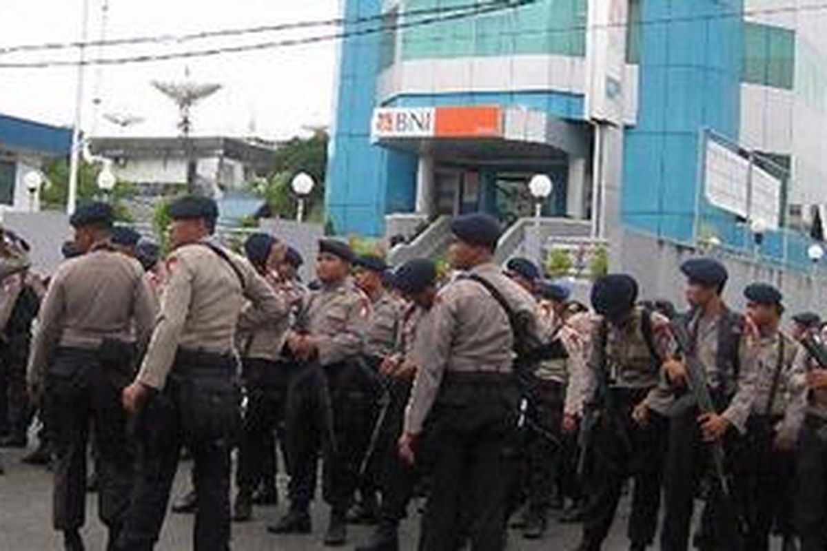 Ratusan personel Brimob Polda Kaltim berjaga-jaga di salah satu sudut Kota Tarakan, Selasa (28/9/2010). Seluruh kantor pemerintah dan swasta di Tarakan saat ini tutup.