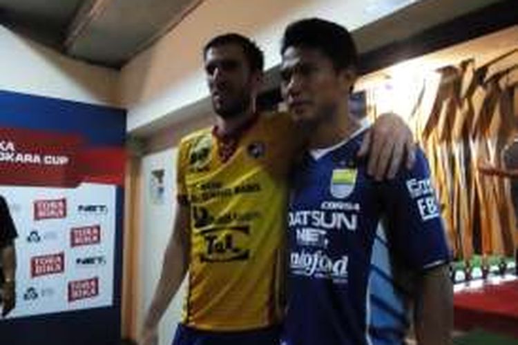 Bek Persib Vladimir Vujovic saat bertukar kaos bersama mantan rekannya di Persib Achmad Jufriyanto di Stadion si Jalak Harupat, Kabupaten Bandung, Sabtu (26/3/2016)