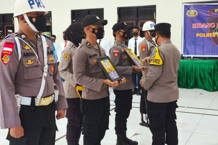 Kapolres Kepulauan Aru, Maluku memimpin upacara pemecatan terhadap dua anggotanya di Polres setempat, Kamis (30/9/2021)