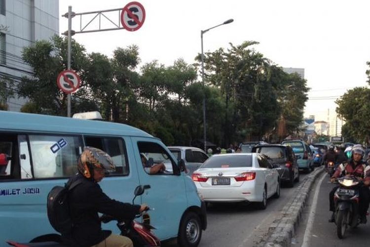 Imbas dari penutupan di Jalan Kebon Sirih, Jalan Abdul Muis yang mengarah ke Harmoni (kiri) dipadati kendaraan yang dari Jalan Jatibaru, Tanah Abang, Rabu (22/4/2015) petang.