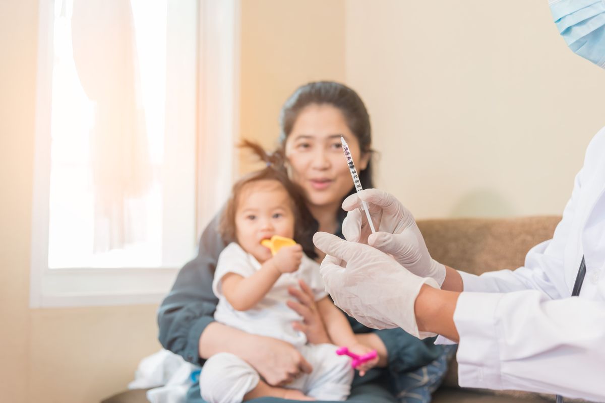 Pemberian imunisasi dasar anak sesuai jadwal tetap perlu diusahakan meski dalam kondisi pandemi.