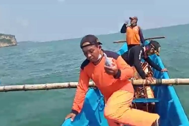 Evakuasi Korban oleh Tim SAR Satlinmas Wilayah II Gunungkidul Pencari Kelelawar Rabu (30/3/2022(