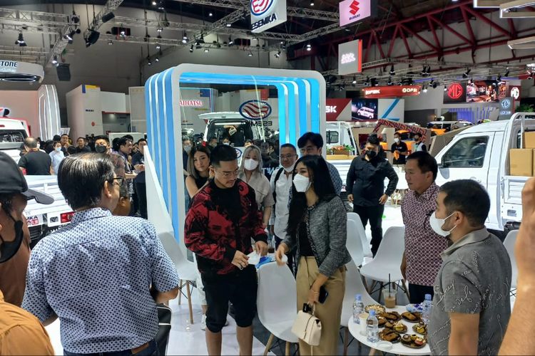 Kaesang Pangarep bersama istrinya berkunjung ke pameran otomotif Indonesia International Motor Show (IIMS) 2023