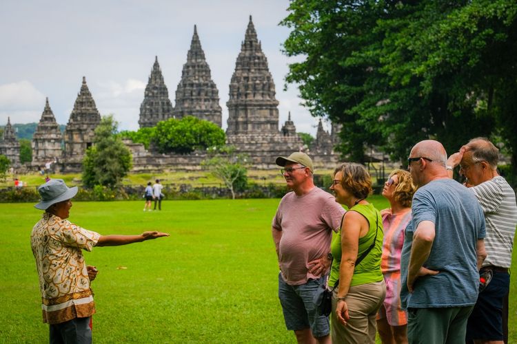 Potrait wisatawan mancanegara saat berkunjung ke Candi Prambanan. 