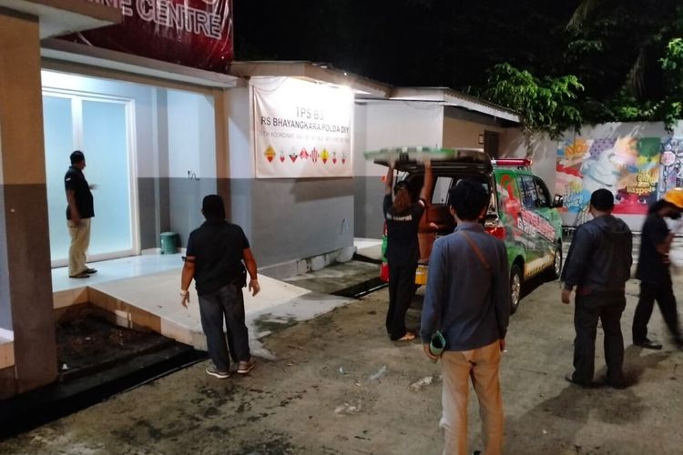 Jenasah pria tanpa identitas saat dibawa ke RS Bhayangkara Yogyakarta, Minggu (26/3/2023)