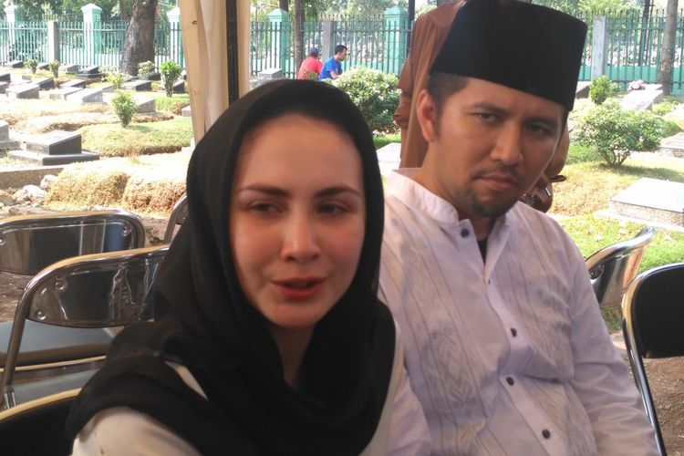 Arumi Bachsin didampingi suaminya Emil Dardak usai prosesi pemakaman ayah Arumi, Aries Aliruddin Bachsin, di TPU Kebon Nanas, Jakarta Timur, Jumat (26/10/2018). 