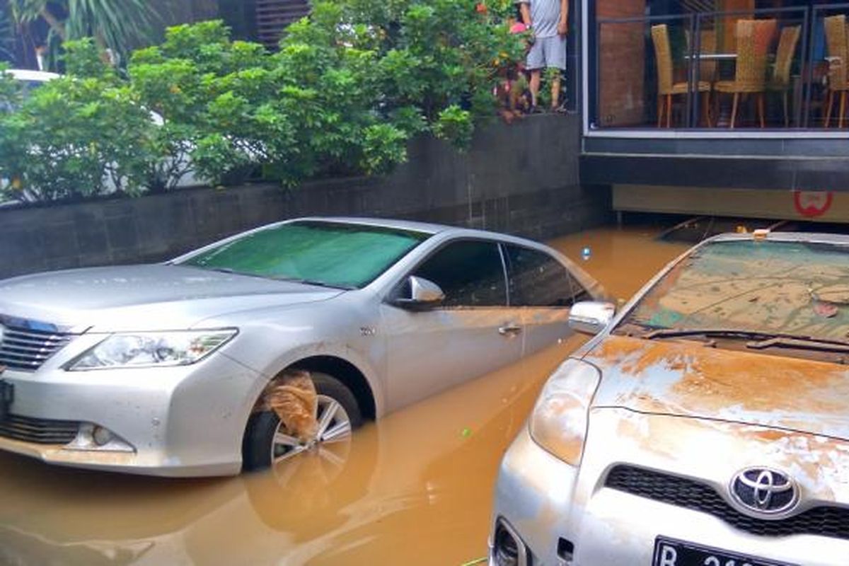 Mobil yang terendam di basement Tamani Kafe, Jalan Kemang Raya, Jakarta Selatan, Minggu (28/8/2016).