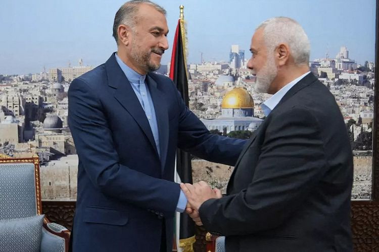 Foto selebaran yang disediakan oleh kementerian luar negeri Iran pada 31 Oktober 2023 ini menunjukkan Menteri Luar Negeri Hossein Amir Abdollahian (kiri) menyapa kepala biro politik Hamas, Ismail Haniyeh, di Doha. 