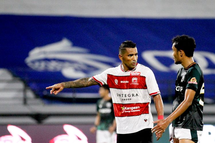 Pemain Madura United Beto Goncalves saat pertandingan pekan 34 Liga 1 2021-2022 melawan Persikabo 1973 yang berakhir dengan skor 1-2 di Stadion Kapten I Wayan Dipta Gianyar, Selasa (29/3/2022) malam.