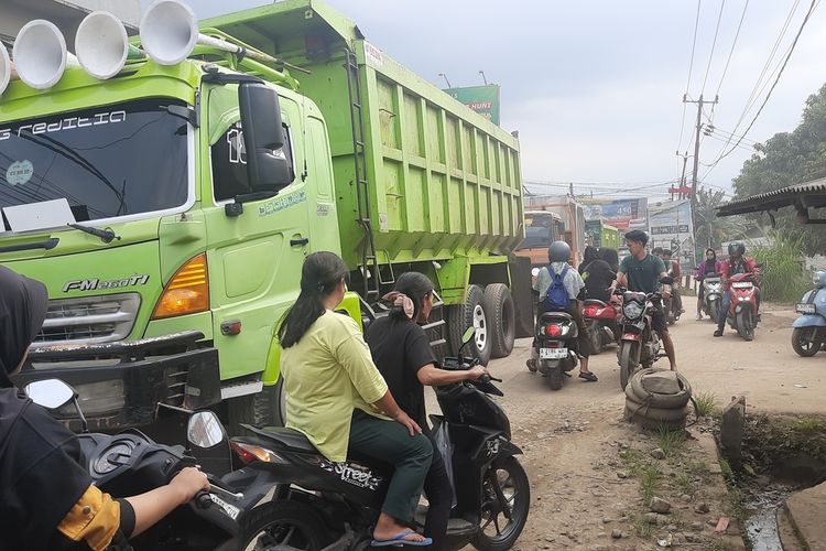 Situasi kemacetan akibat truk tambang yang mogok di Jalan Sudamanik, Parung Panjang, Kabupaten Bogor, Jawa Barat, Rabu (8/1/2025).