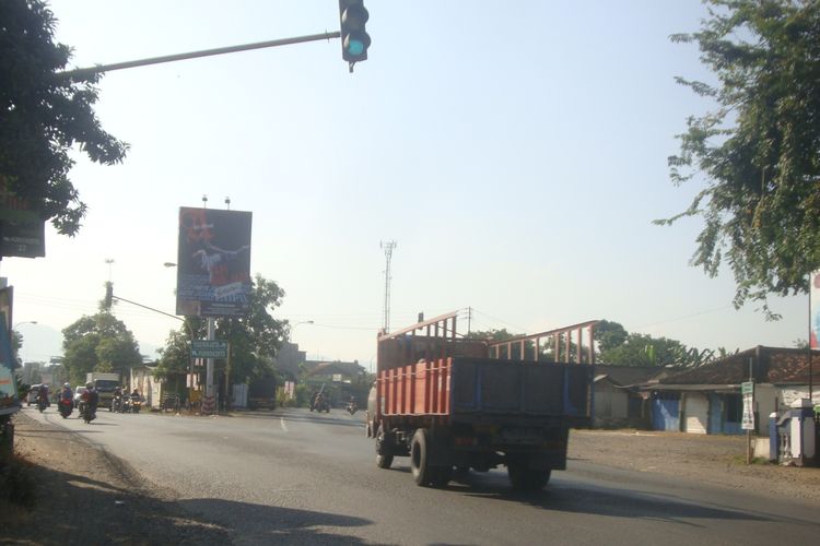 Arus lalu lintas di jalur selatan simpang Rawalo, Kabupaten Banyumas, Jawa Tengah, lengang, Rabu (22/5/2019).