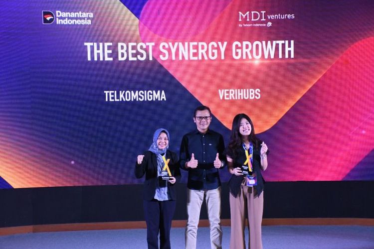 Direktur MDI Ventures Roby Roediyanto saat memberikan penghargaan kepada pemenang kategori "The Best Synergy Growth" pada acara Synergy Innovation Week 2025 di Bandung pada Kamis (27/11).