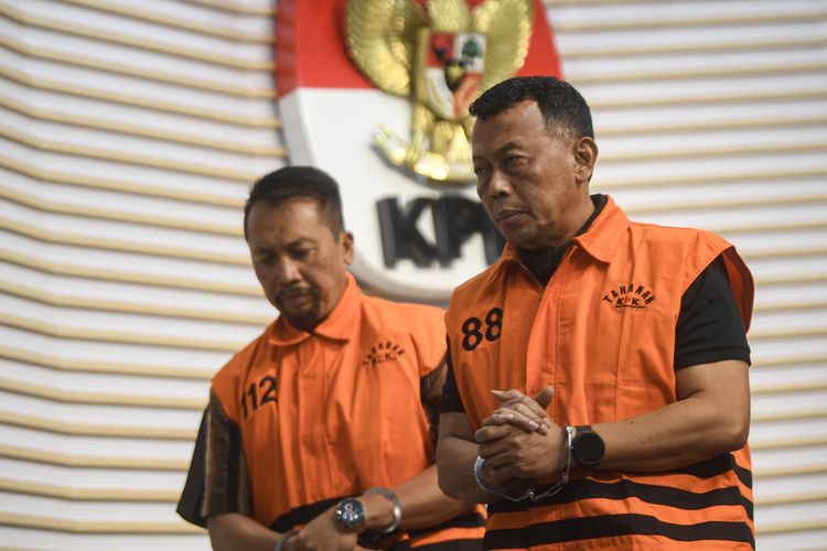 Tersangka selaku Bupati Ponorogo Sugiri Sancoko (kanan) bersama Sekretaris Daerah (Sekda) Kabupaten Ponorogo Agus Pramono (kiri).