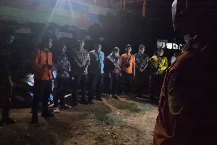 Tim SAR Gabungan melakukan pencarian terhadap dua gadis yang dilaporkan tenggelam di air terjun Jami, Desa Somba, Kecamatan Tompobulu, Kabupaten Maros